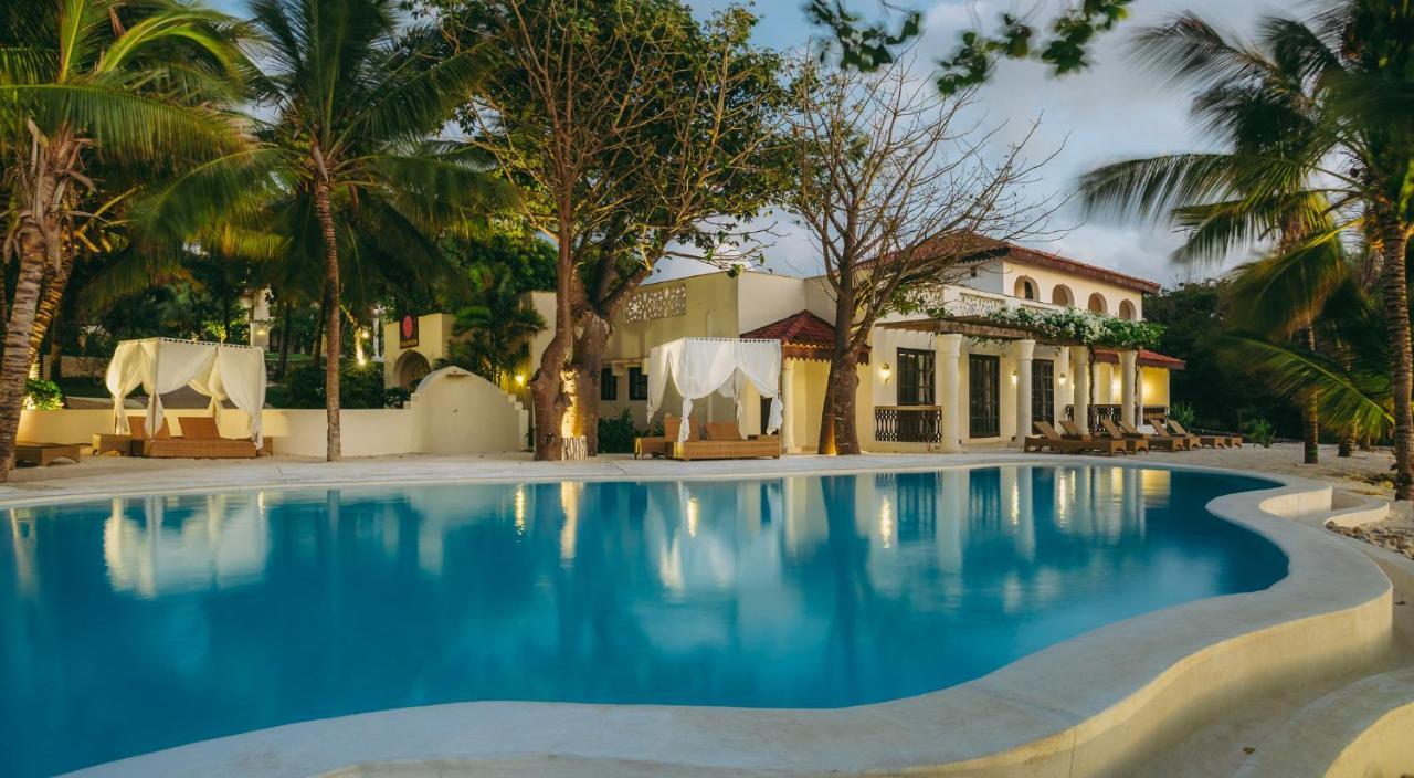 Swahili Beach Diani Beach Exterior foto The swimming pool at the hotel
