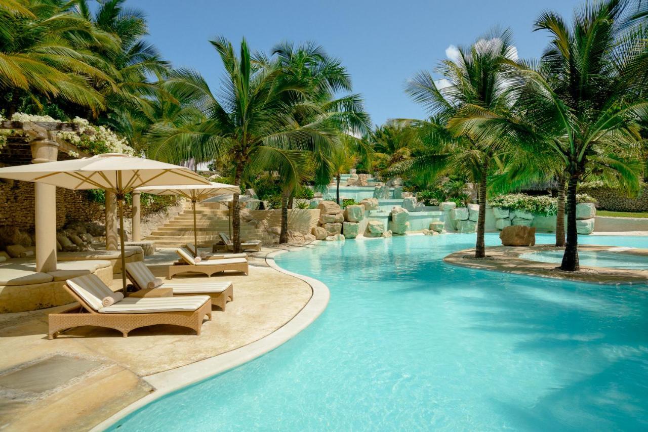 Swahili Beach Diani Beach Exterior foto The pool at the Four Seasons Resort