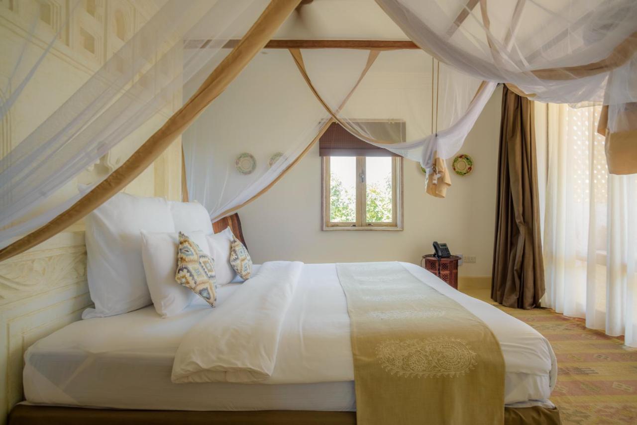 Swahili Beach Diani Beach Exterior foto A bed with a mosquito net
